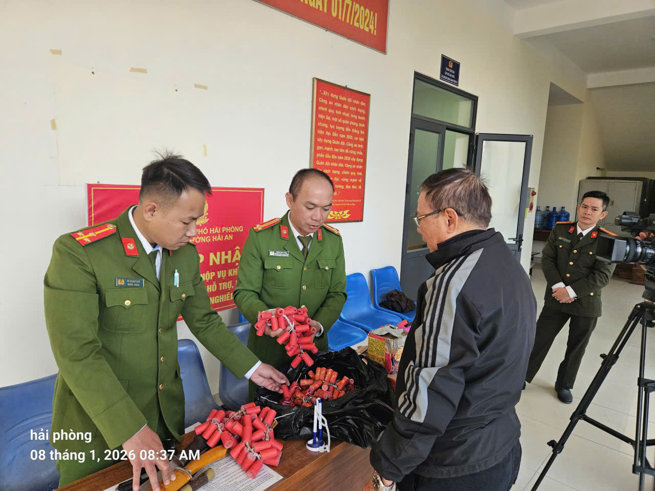 Công an phường Hải An: Vận động thu hồi 13,7 kg pháo, 3 súng tự chế, 9 dao kiếm các loại